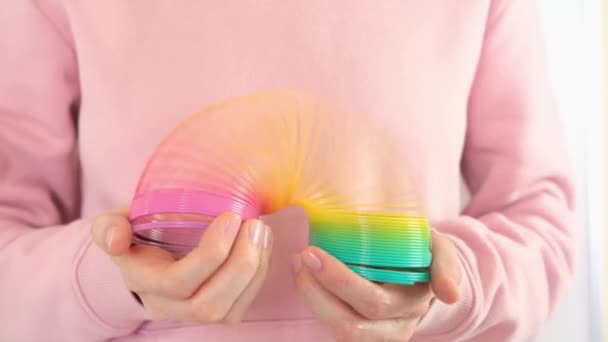 Jouet Arc Ciel Plastique Dans Les Mains Spirale Colorée Pour — Video