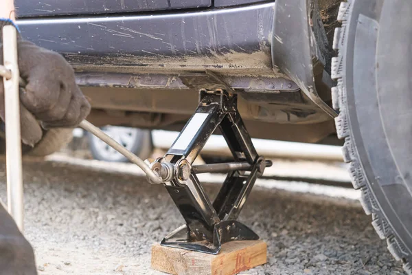 Servis için rombik kriko, araba tamiri, tekerlek değiştirme....