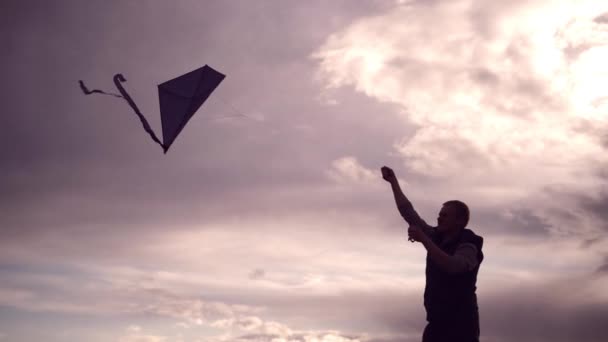 은연해 하늘에서 치솟는다 남자는 자유의 에서의 미니멀리즘 텍스트의 파란색의 그림자 — 비디오