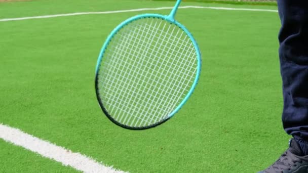 Racket För Badminton Närbild Mot Bakgrund Grönt Gräs Och Stadion — Stockvideo