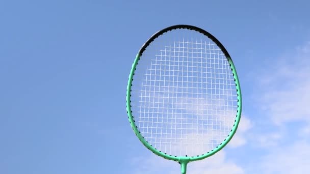 Raqueta Bádminton Lanzadera Contra Cielo Juego Bádminton Amateur Concepto Pasatiempo — Vídeo de stock