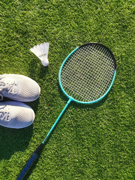 Red Badminton Rackets Shuttlecock Lie Artificial Grass Sports Stadium Amateur — Stock Photo, Image
