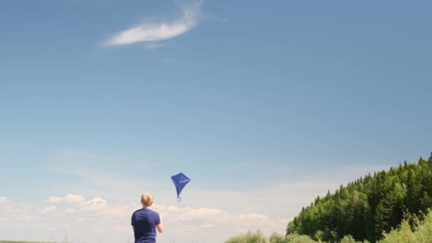 Blue Kite Soars Blue Sky Man Rules Kite Concept Freedom — Stock Video