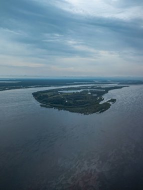 Havadan güzel manzara: Ormanla kaplı nehir ve adalar. Yukarıdan bak. Kopyalama alanı.