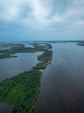 Havadan güzel manzara: Ormanla kaplı nehir ve adalar. Yukarıdan bak. Kopyalama alanı.