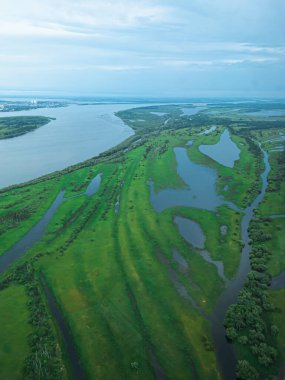 Havadan güzel manzara: Ormanla kaplı nehir ve adalar. Yukarıdan bak. Kopyalama alanı.