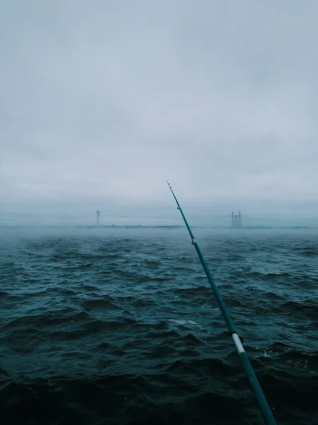 Conceito Pesca Vara Giratória Jogada Rio Tempo Nublado Noite Fotografia — Fotografia de Stock