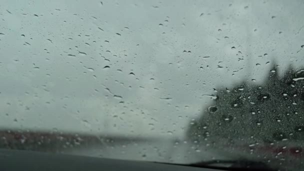 Esőcseppek Kocsi Szélvédőjén Esős Időjárás Koncepció Másolás Gépjármű Törlők — Stock videók