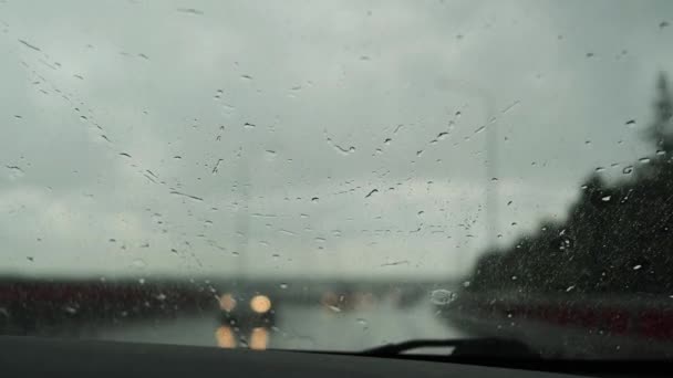 Esőcseppek Kocsi Szélvédőjén Esős Időjárás Koncepció Másolás Gépjármű Törlők — Stock videók
