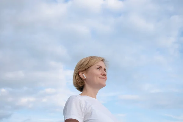 Una Joven Caucásica Con Una Camiseta Blanca Auriculares Levanta Sobre —  Fotos de Stock