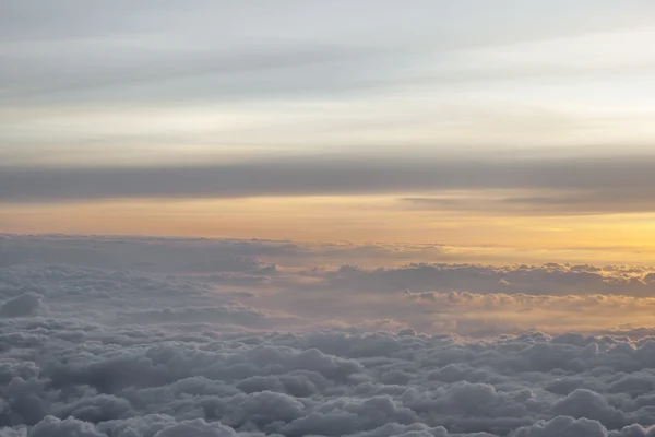 Au-dessus des nuages avec une belle lumière du coucher du soleil — Photo