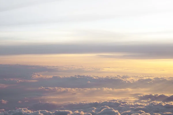 Au-dessus des nuages avec une belle lumière du coucher du soleil — Photo