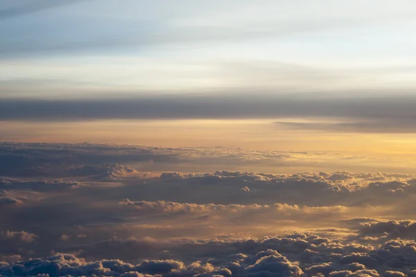 Hoog boven de wolken met prachtige zonsondergang licht Rechtenvrije Stockafbeeldingen