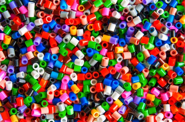 Çocuklar için çok renkli plastik hama boncuk oyuncak — Stok fotoğraf
