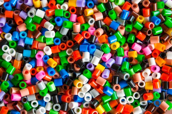 Juguete de perlas de hama de plástico multicolor para niños — Foto de Stock