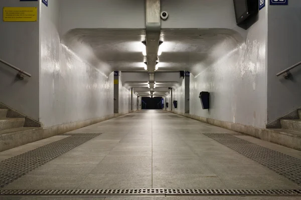 Övergivna tunneln under järnvägen — Stockfoto