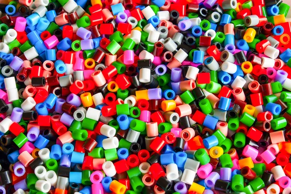 多彩多姿的塑料哈马珠玩具的孩子 — 图库照片