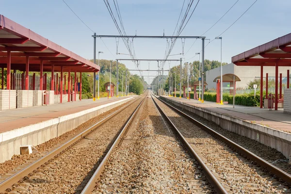 Залізнична станція з двома коліями та електроенергією — стокове фото