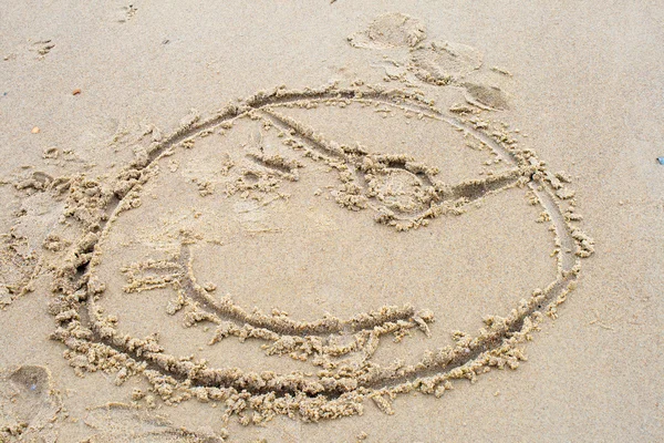 Dessiner un pirate dans le sable sur la plage — Photo