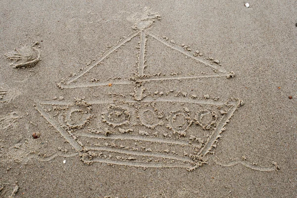 Tekening van een boot in het zand op het strand — Stockfoto