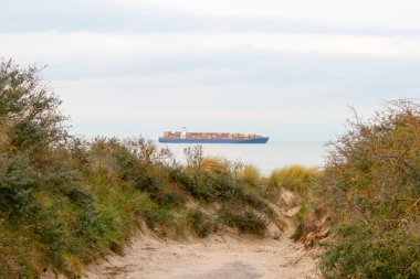 Konteyner tekne tepeleri görüldü