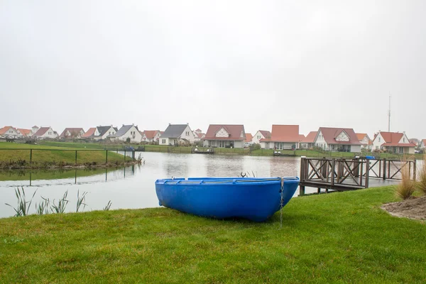 Blaues Ruderboot auf dem See im Urlaub — Stockfoto