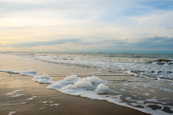 たっぷり泡の海のサーフィン — ストック写真