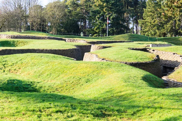 Las trincheras y cráteres en el campo de batalla de la cresta de Vimy — Foto de Stock