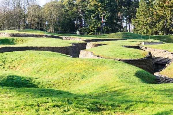 Diken och kratrar på slagfältet av Vimy ridge — Stockfoto