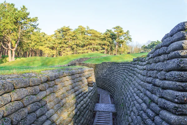 Skyttegravarna på slagfältet vid en ridge Frankrike — Stockfoto