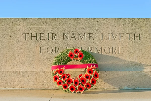 Monument world war one with wreath of poppies — Stock Photo, Image