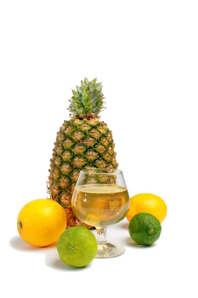 Limone di ananas e lime con un bel succo di frutta — Foto Stock