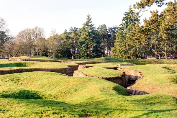 Diken och kratrar på slagfältet av Vimy ridge — Stockfoto