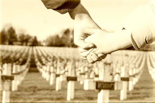 Crianças andam de mãos dadas para a paz na Primeira Guerra Mundial — Fotografia de Stock