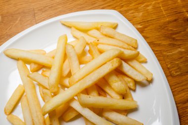 Lezzetli altın patates kızartması bir plaka üzerinde
