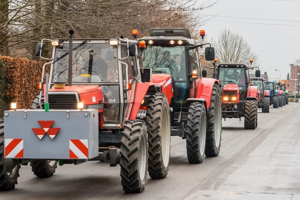 Demostración de agricultores enojados con filas de tractores Imagen De Stock