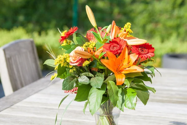 बाग टेबलवर फुलांचे रंगीत पुष्पगुच्छ — स्टॉक फोटो, इमेज