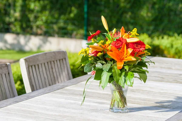 Colorido ramo de flores en la mesa del jardín — Foto de Stock