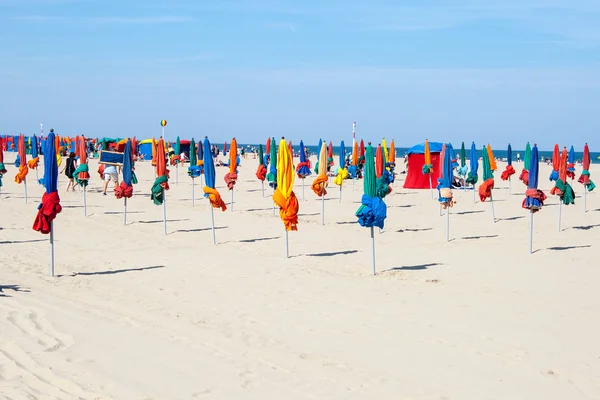 Färgglada parasoller på stranden av Deauville Frankrike Stockfoto