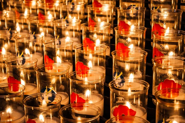 Tealights con papaveri contro la guerra mondiale — Foto Stock