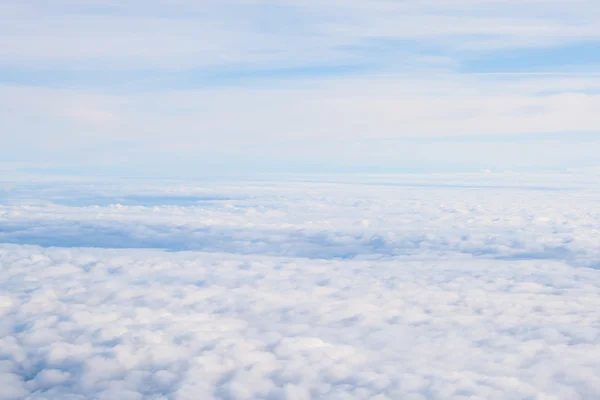Bekijken van het vliegtuig op wolken — Stockfoto