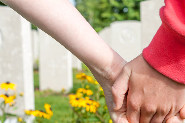 Дети идут рука об руку за мир
