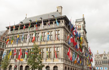Antwerp bayraklı Belediye Binası