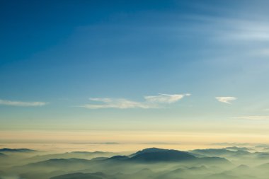 dağlar bulutlar mavi gökyüzü ve dağın tepesinde fotoğraflandı sis