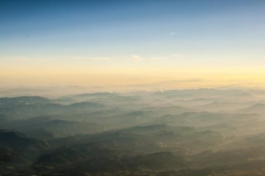 dağlar bulutlar mavi gökyüzü ve dağın tepesinde fotoğraflandı sis