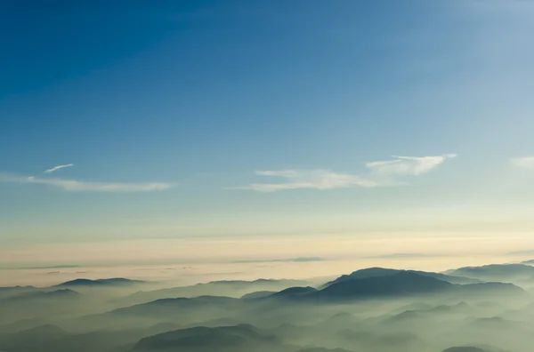 Montagnes nuages ciel bleu et brouillard photographié du sommet de la montagne — Photo