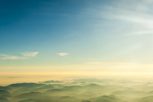 Montagnes nuages ciel bleu et brouillard photographié du sommet de la montagne — Photo