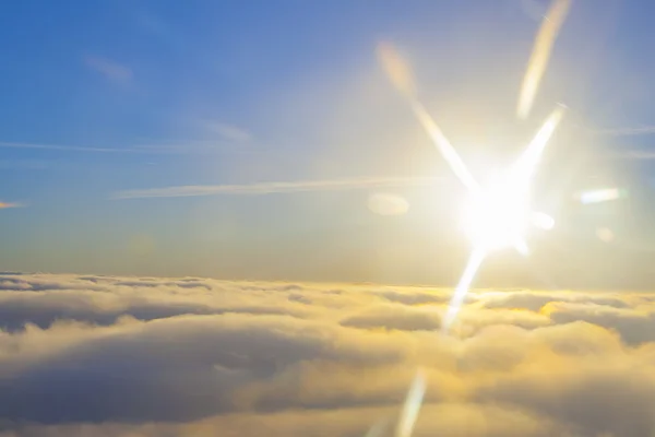 Haut au-dessus des nuages près du soleil — Photo