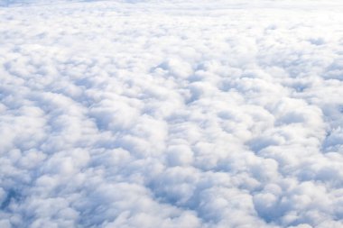 Güneş ve dağ ile bulutların üstünde