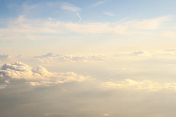 Над хмарами з сонцем і горами Ліцензійні Стокові Фото